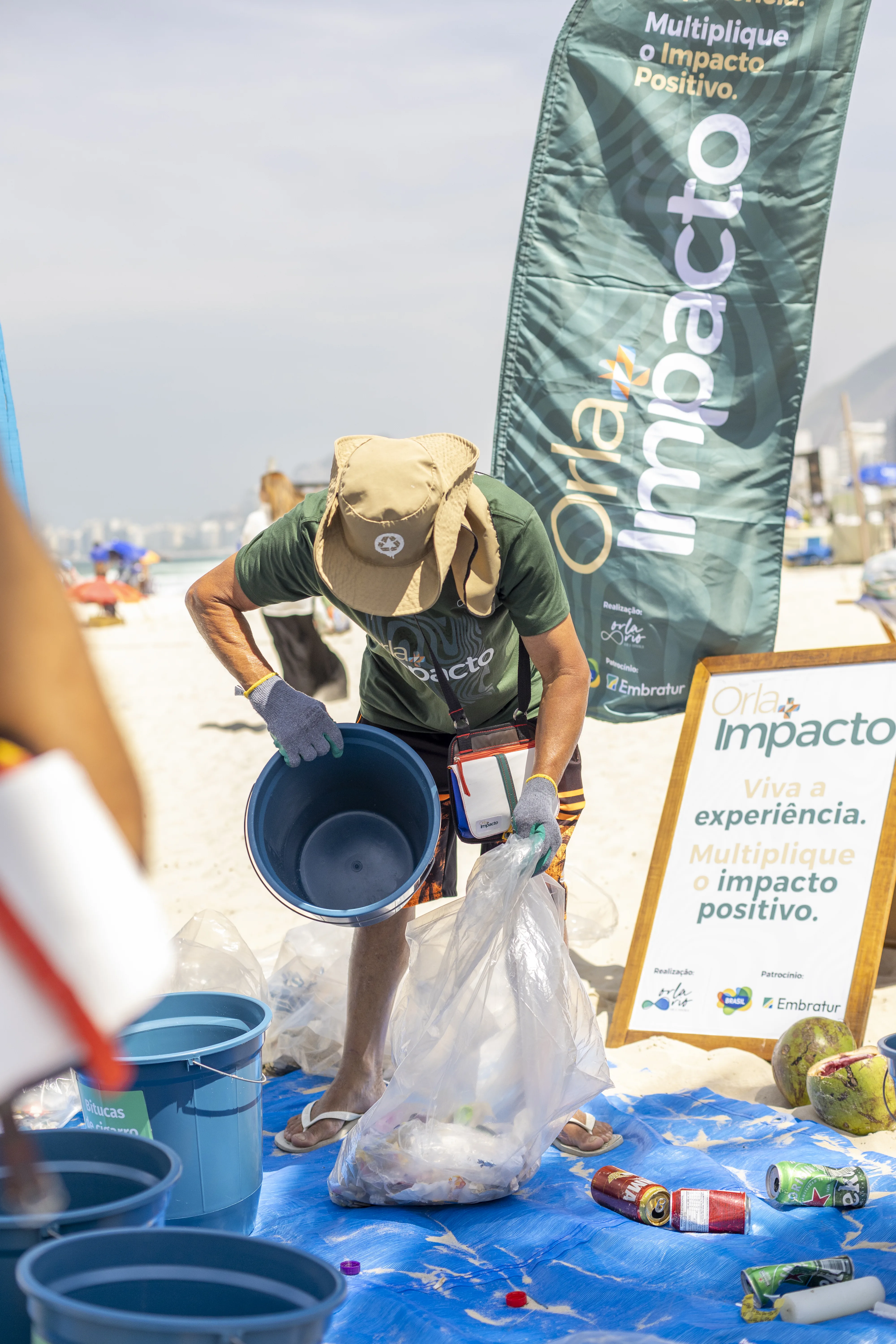 Voluntário Orla Impacto mutirão praia Rio de Janeiro