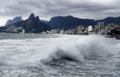 Terça com ressaca e clima chuvoso no Rio