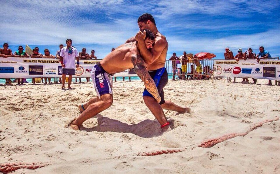 Esportes de luta também podem ser praticados na praia
