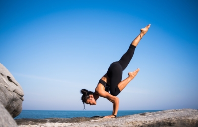 Busque o equilíbrio com a Yoga na orla