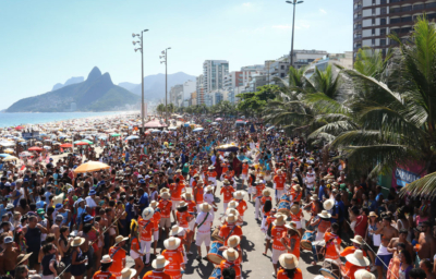 Blocos de carnaval agitam as praias do Rio