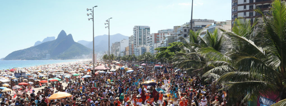 Blocos de carnaval agitam as praias do Rio