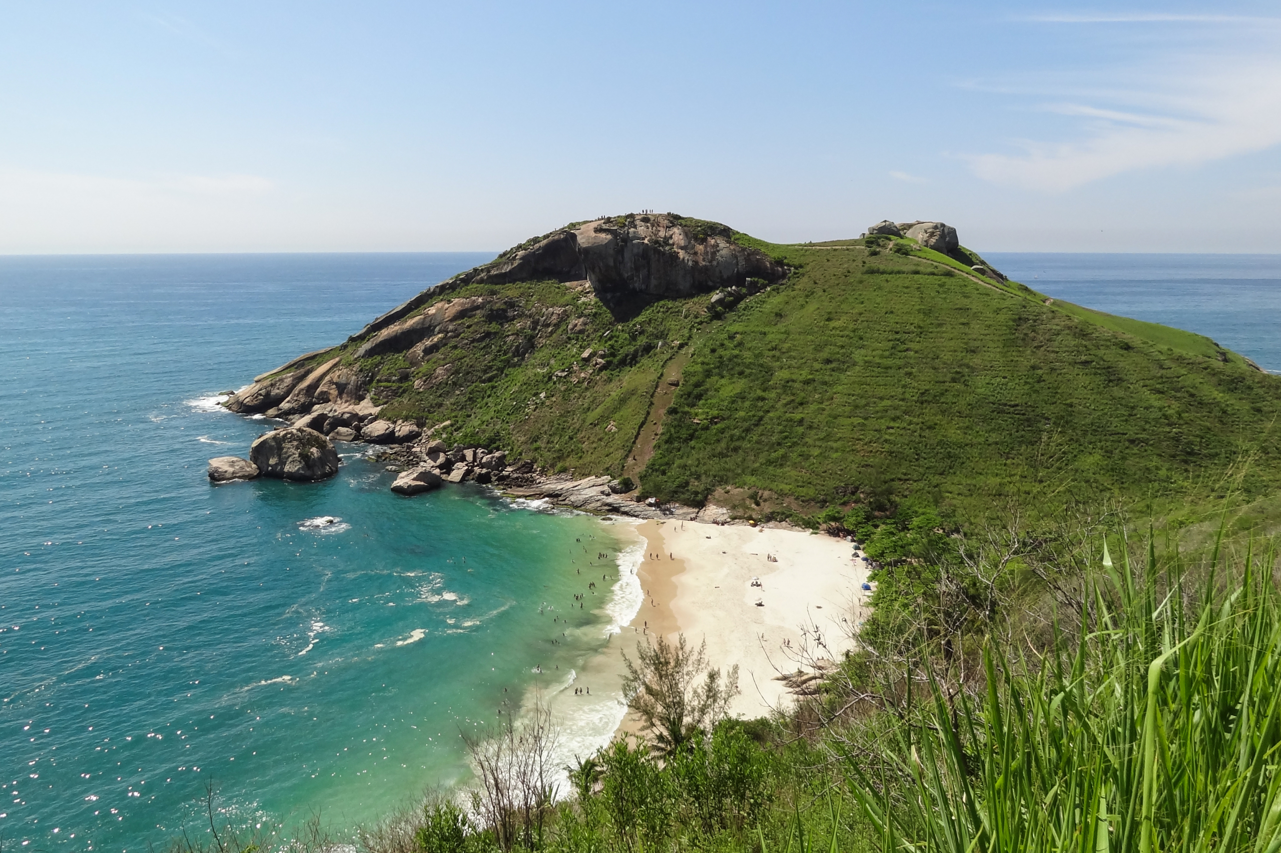 Tá na Praia: 5 trilhas à beira-mar para curtir o visual do Rio