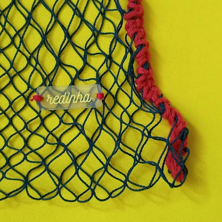 Redes de pesca viram bolsinhas estilosas e reutilizáveis
