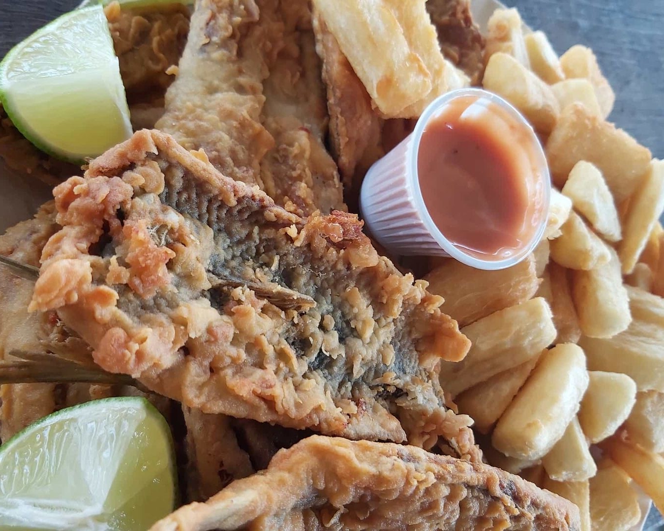 Experimente a sardinha com aipim do quiosque Pé na Areia