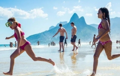 5 brincadeiras para fazer na praia com as crianças