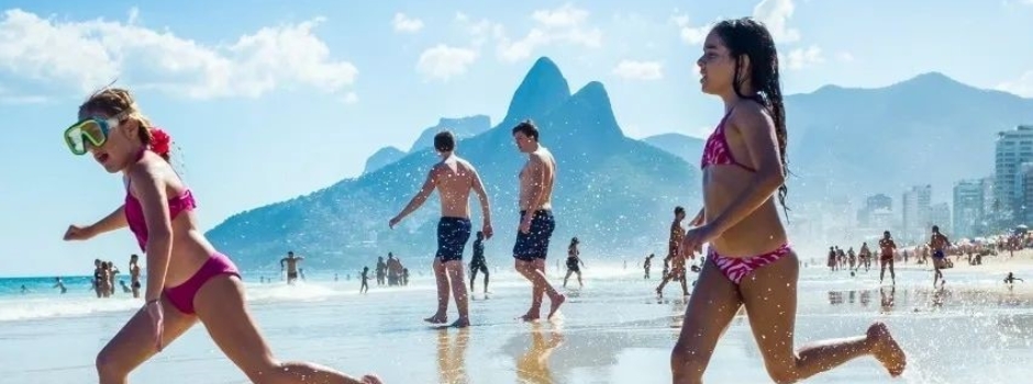 5 brincadeiras para fazer na praia com as crianças