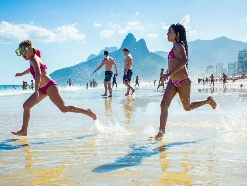 5 brincadeiras para fazer na praia com as crianças