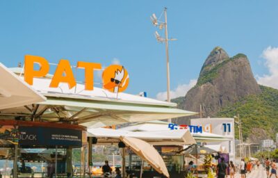Pato com Laranja na Praia