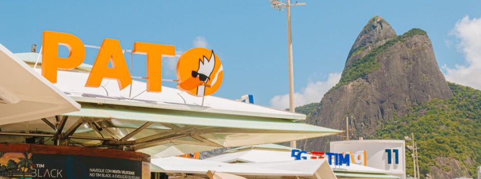 Pato com Laranja na Praia