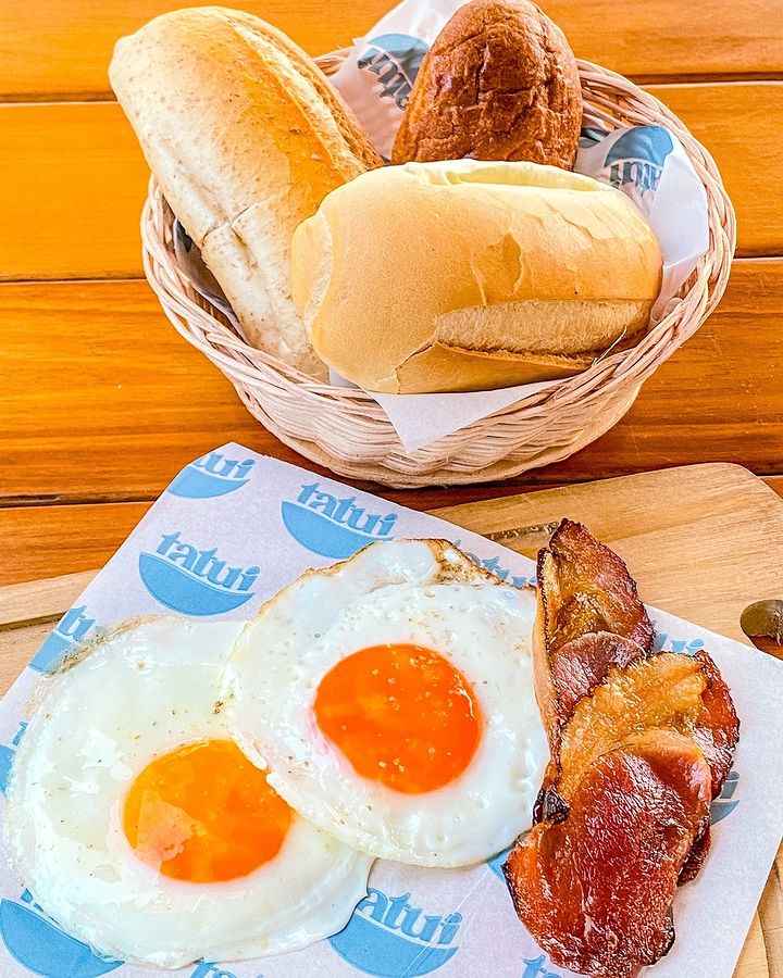 Quiosques para tomar café da manhã na orla
