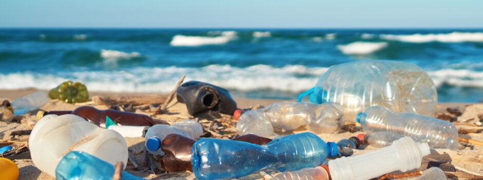 Somente a reciclagem não resolve a poluição plástica