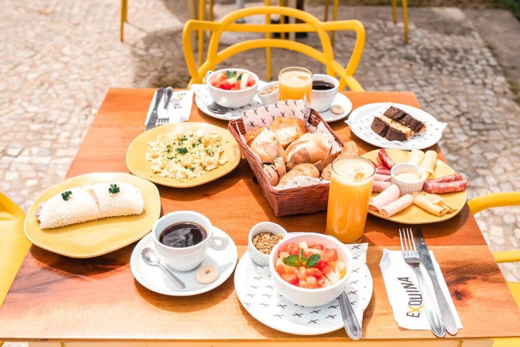 Comece o dia tomando café da manhã no Exquina