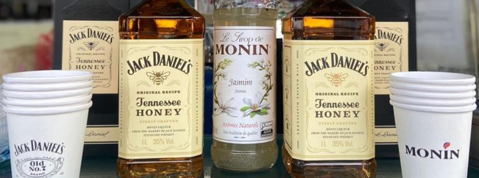 Jack realiza degustação de drinks na orla carioca