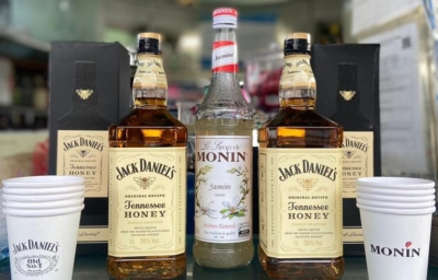 Jack realiza degustação de drinks na orla carioca