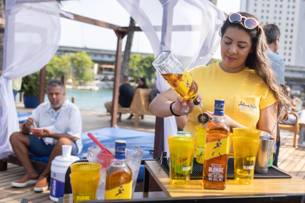 Johnnie Walker Blonde marca presença na convenção anual da Orla Rio 6