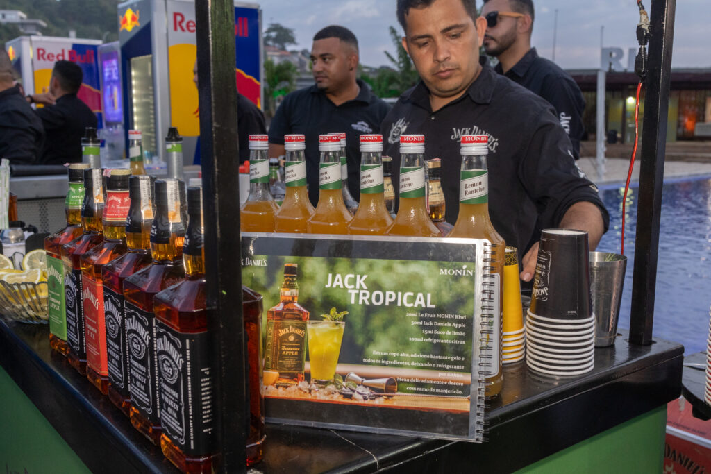 Tanqueray distribui produtos na Convenção 'Parque da Orla'