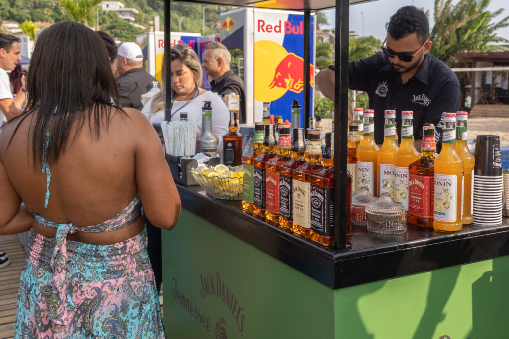 Tanqueray distribui produtos na Convenção 'Parque da Orla' 1