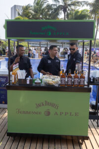 Tanqueray distribui produtos na Convenção 'Parque da Orla' 2