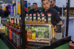Tanqueray distribui produtos na Convenção 'Parque da Orla'