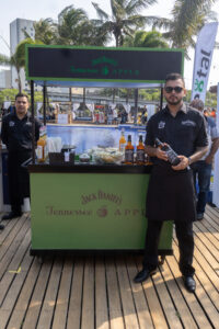 Tanqueray distribui produtos na Convenção 'Parque da Orla' 3