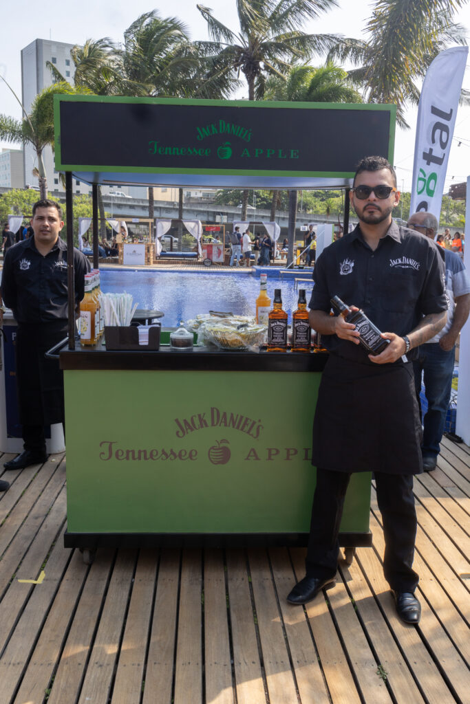 Tanqueray distribui produtos na Convenção 'Parque da Orla' 3