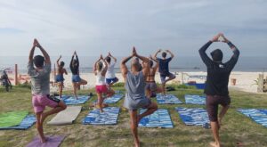 Personagens da orla: conheça o projeto Yoga Surf School no Via Onze