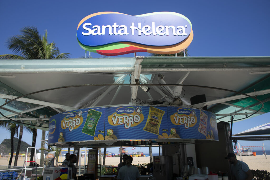 Santa Helena chega na orla de Copacabana