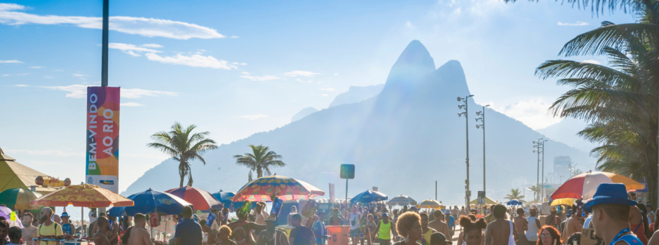 Blocos de carnaval agitam as praias do Rio 1