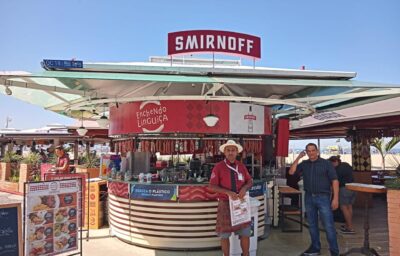 Quiosque Enchendo Linguiça celebra 1 ano na orla com ativação especial da Smirnoff