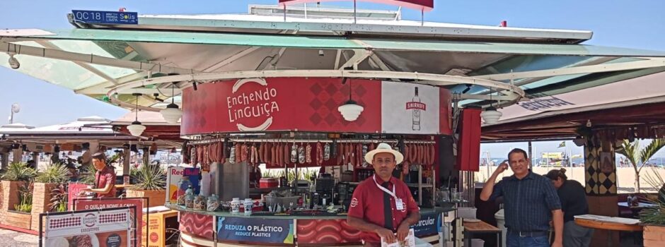 Quiosque Enchendo Linguiça celebra 1 ano na orla com ativação especial da Smirnoff