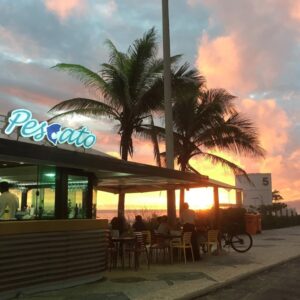 Comemore o Dia do beijo com um bom vinho à beira mar