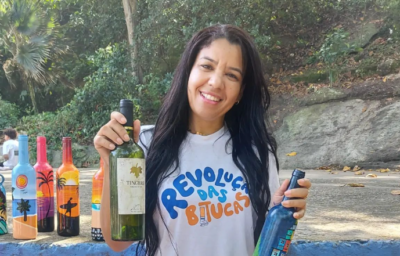 Amanda Figueiredo transforma lixo em arte nas praias cariocas