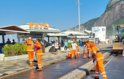 Comlurb realiza limpeza da Praia do Leblin