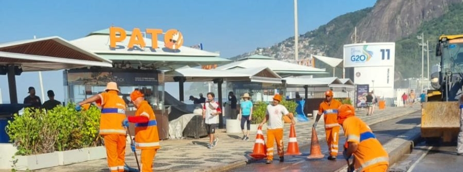 Comlurb realiza limpeza da Praia do Leblin