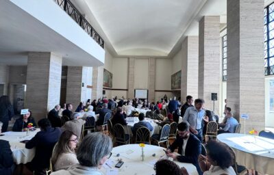 Liderança em movimento na orla carioca