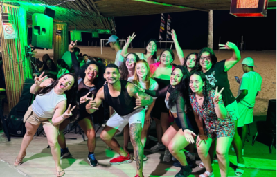 Juanas: o Quiosque que transforma a orla de Copacabana em pista de dança