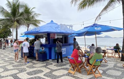 Brett desembarca na orla carioca: mascote do blockchain BASE inaugura quiosque temático em Ipanema 2