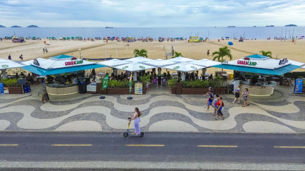Guaracamp desembara na orla e tematiza quiosque em Copacabana