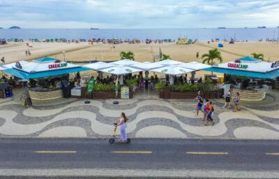 Guaracamp desembara na orla e tematiza quiosque em Copacabana