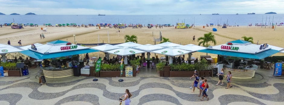 Guaracamp desembara na orla e tematiza quiosque em Copacabana