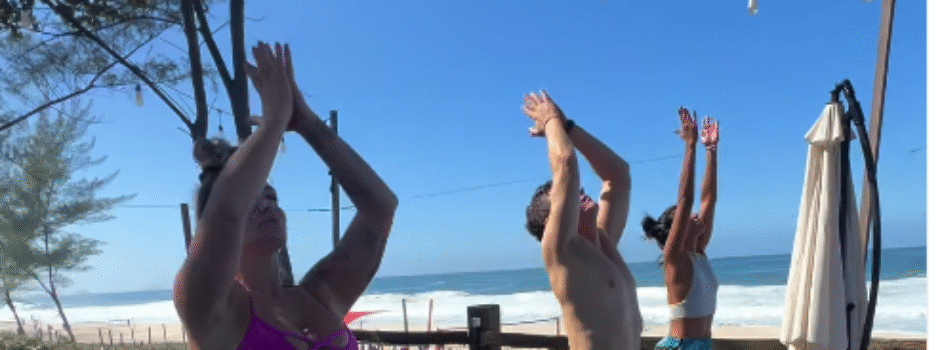 Respira, inspira... e vem pra orla! Aula de yoga gratuita no quiosque Mirroáh