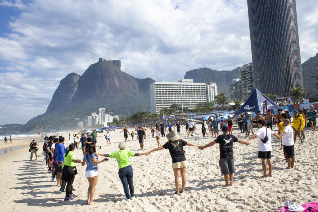 Abraço aos Oceanos em São Conrado: uma celebração de vida, arte e consciência