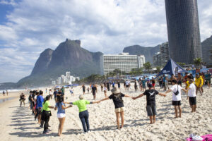 Abraço aos Oceanos em São Conrado: uma celebração de vida, arte e consciência 6
