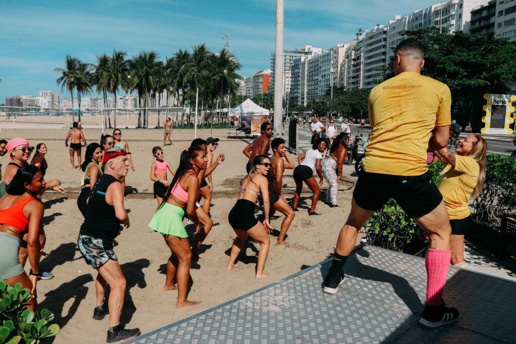  Arraiá Smart Fit agita a orla de Copacabana com FitDance e alongamento