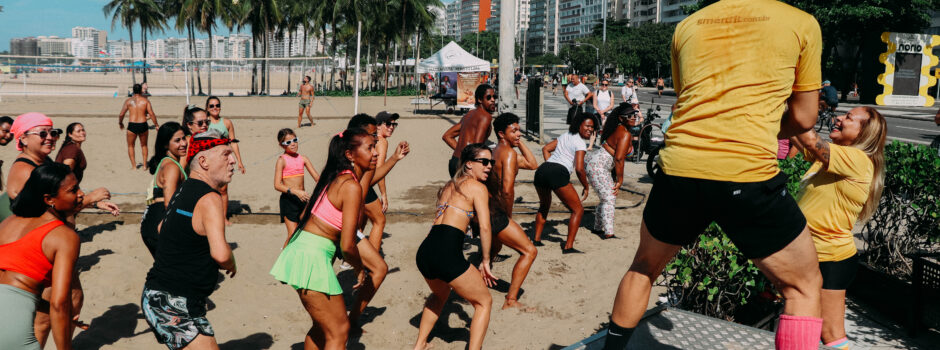 Arraiá Smart Fit agita a orla de Copacabana com FitDance e alongamento