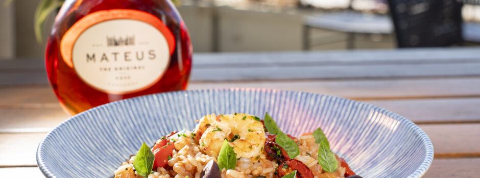 Com frescor europeu e carisma carioca, Mateus Rosé traz o brinde mais charmoso do Sabores da Orla.
