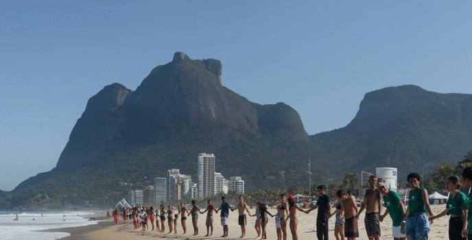 Dia do Oceano terá abraço coletivo na praia de São Conrado