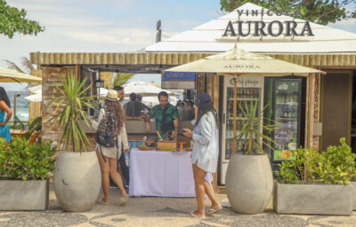 Dia dos Namorados na orla com Vinícola Aurora: vinho, aconchego e aquele brinde especial no La Plage Lounge