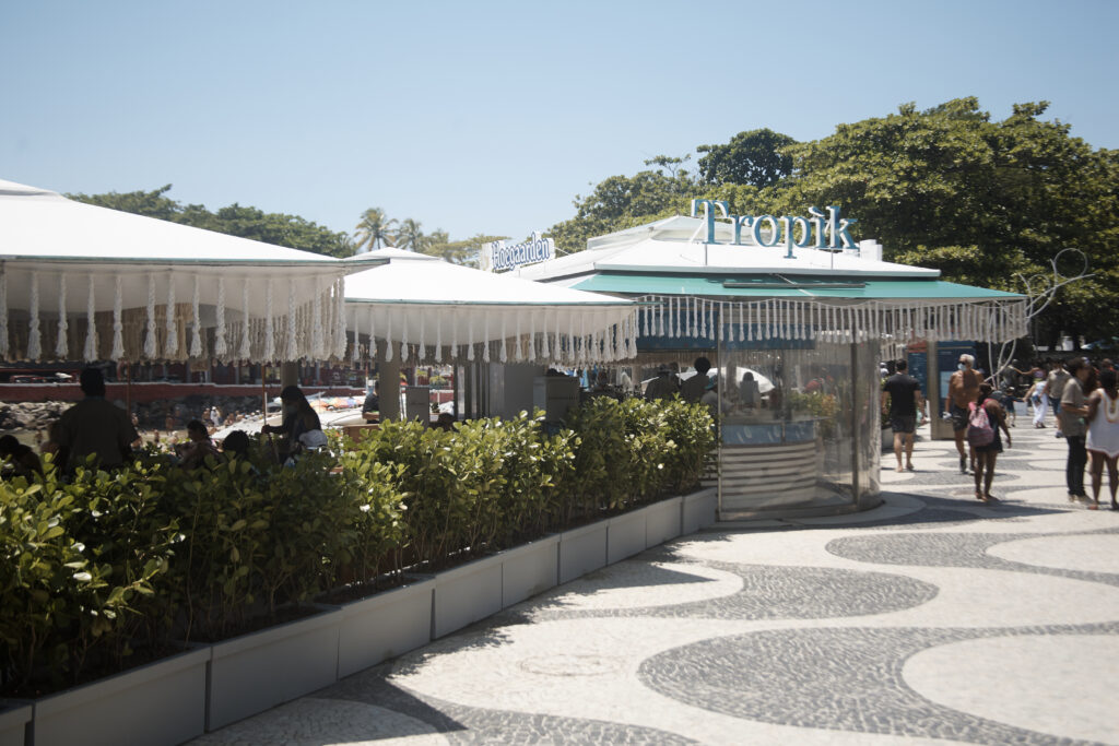 MPB à beira-mar com Alexon no Tropik Beach Club
